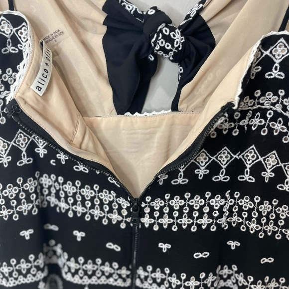Alice & Olivia Roe Embroidered Fit Flare Mini Dress Tie Front Detail SZ 6 EUC - Picture 5 of 11